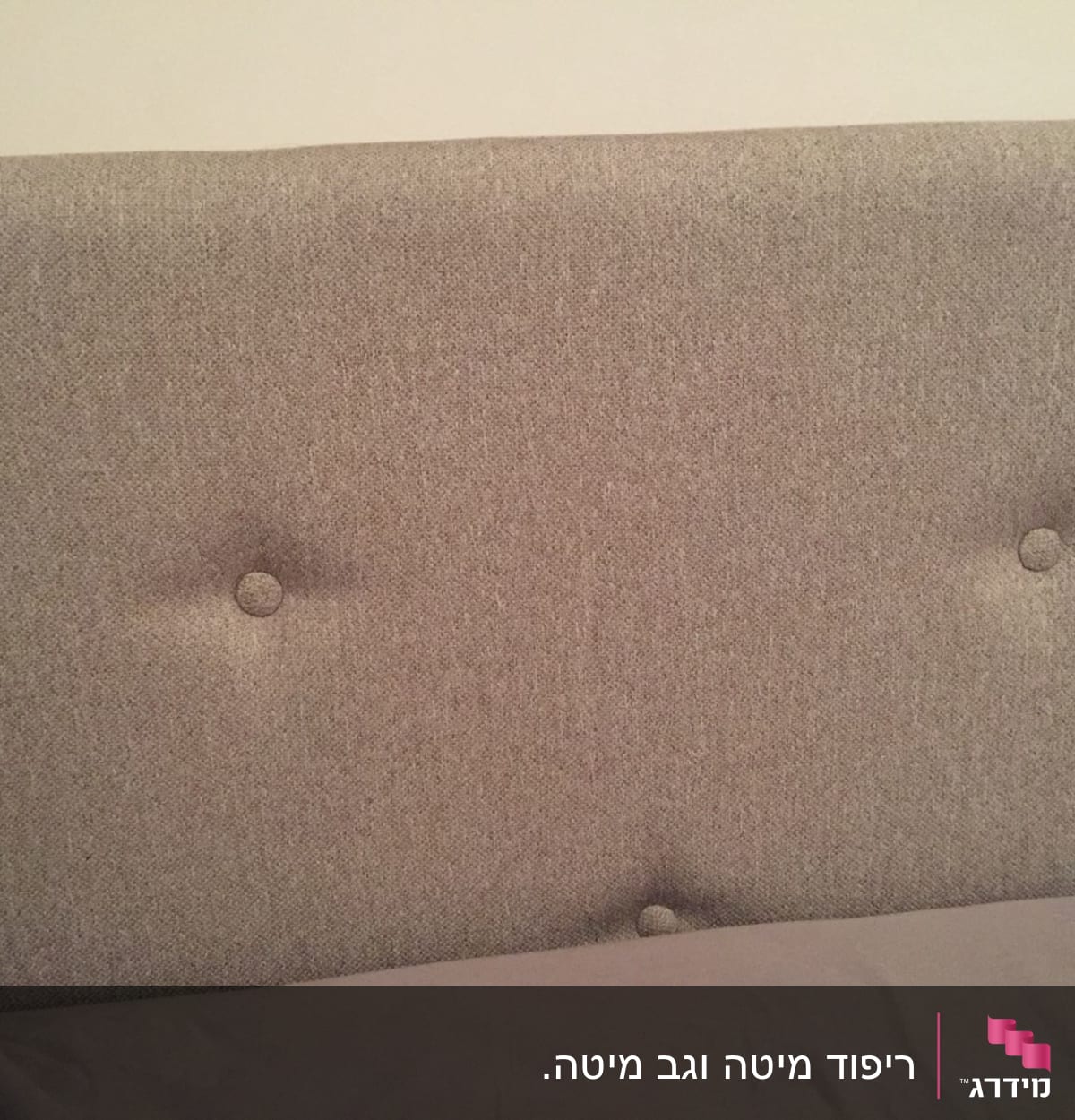 ראש מיטה מרופד עם כפתורים
